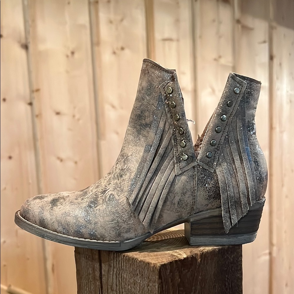 Circle G  Fringe Ankle Boots in sz 7